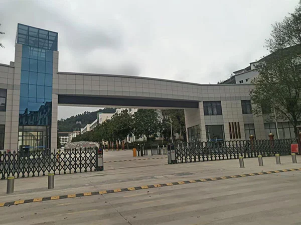 Projekt budowy basenu Buleway: Krajowe Gimnazjum w Malipo, prowincja Yunnan.